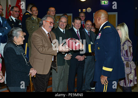 Le général de Darryl A. Williams, commandant général de l'Afrique de l'armée américaine, donne un présent à M. Eugenio Solda, préfet de la province de Vicence, au cours de l'action de grâce le déjeuner célébration à Caserma Del Din à Vicenza, Italie, 24 novembre 2015. (U.S. Photo de l'armée par Visual Spécialiste de l'information Paolo Bovo/libérés) Banque D'Images