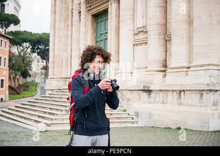 Beau jeune prendre des photos touristiques. Backpacker avec son appareil photo Banque D'Images