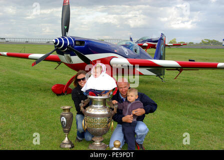 Renaud Ecalle pilote aérobique français, médaillé d'or aux Championnats aérobatiques mondiaux 2009 à Silverstone, Royaume-Uni. Avec femme et enfants. Famille Banque D'Images