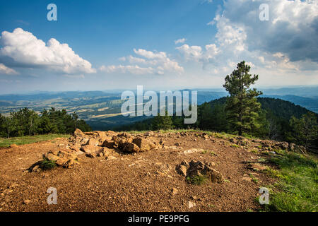 Vue paysage de pic noir sur la montagne Divcibare en Serbie. Paysage de rochers et de conifères et les montagnes en arrière-plan Banque D'Images