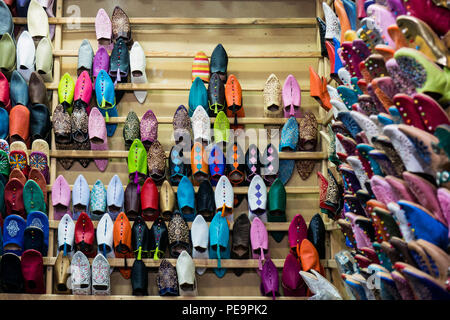 Chaussons marocains en cuir à vendre sur le marché libre Banque D'Images