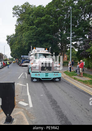 American Vintage Tracteur Mack Truck sur un rallye à vapeur road run, Driffield, East Riding of Yorkshire, Angleterre, RU, FR. Banque D'Images