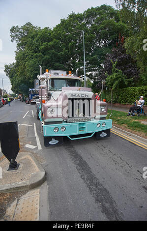 American Vintage Tracteur Mack Truck sur un rallye à vapeur road run, Driffield, East Riding of Yorkshire, Angleterre, RU, FR. Banque D'Images