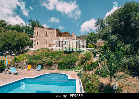 Mesonisia, Rethymno, Crète - Août 2018 : Vue vers Krios villa avec piscine sur une journée ensoleillée avec blur ciel. Krios Villa est un complexe hôtelier situé dans Banque D'Images