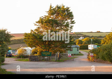 La temporisation sur tentes à Karrageen Camping and Caravan site, Hope Cove, Devon, Angleterre, Royaume-Uni. Banque D'Images