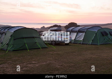 La temporisation sur tentes à Karrageen Camping and Caravan site, Hope Cove, Devon, Angleterre, Royaume-Uni. Banque D'Images