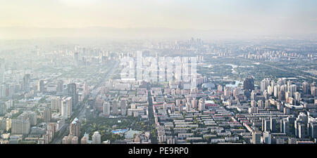 La ville de Beijing avec vue sur le Parc Chaoyang Plaza. Le Parc Chaoyang Plaza, Beijing, Chine. Architecte : MAD Architectes, 2017. Banque D'Images