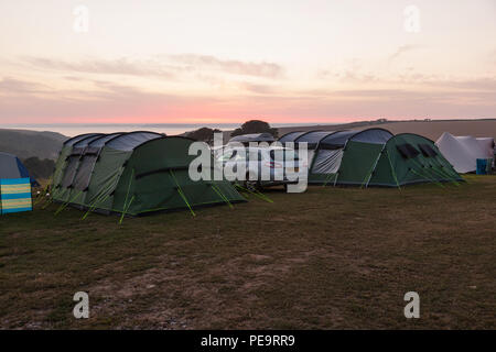 La temporisation sur tentes à Karrageen Camping and Caravan site, Hope Cove, Devon, Angleterre, Royaume-Uni. Banque D'Images