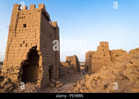 Ruines de bâtiments à plusieurs étages fait de boue dans le district de Marib, au Yémen Banque D'Images