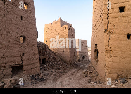 Ruines de bâtiments à plusieurs étages fait de boue dans le district de Marib, au Yémen Banque D'Images