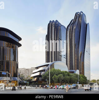 Vue sur la rue de Beijing avec vue sur le Parc Chaoyang Plaza. Le Parc Chaoyang Plaza, Beijing, Chine. Architecte : MAD Architectes, 2017. Banque D'Images