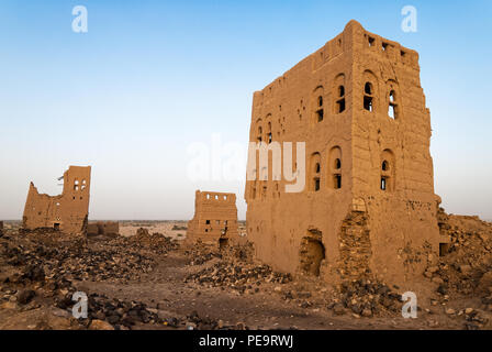 Ruines de bâtiments à plusieurs étages fait de boue dans le district de Marib, au Yémen Banque D'Images