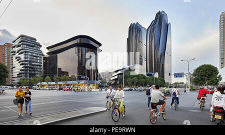 Vue sur la rue de Beijing avec vue sur le Parc Chaoyang Plaza. Le Parc Chaoyang Plaza, Beijing, Chine. Architecte : MAD Architectes, 2017. Banque D'Images