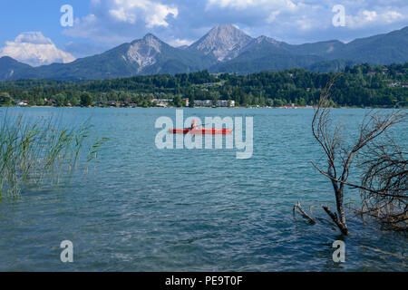 Lake Fakkar, Autriche - 27 juin 2018 : femme sur un canot au lac Fakkar sur Carinthie en Autriche Banque D'Images