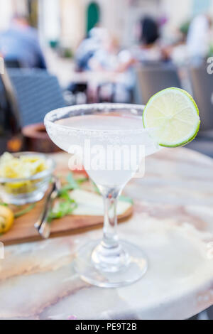 Close up de chaux classique cocktail margarita avec des tranches de citron vert dans un restaurant sur la table Banque D'Images