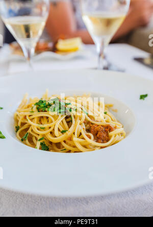 Les pâtes italiennes spaghetti aux oursins sur une plaque blanche dans un rastaurante Banque D'Images