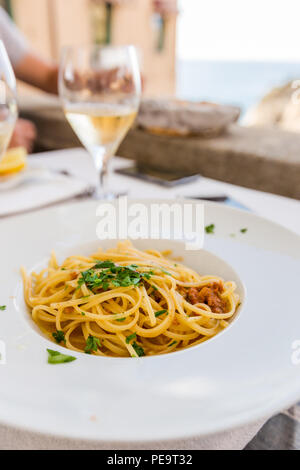 Les pâtes italiennes spaghetti aux oursins sur une plaque blanche dans un rastaurante Banque D'Images