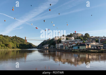 Ballons de dérive sur le pont suspendu de Clifton Bristol durant la Balloon Fiesta, 2018 Banque D'Images