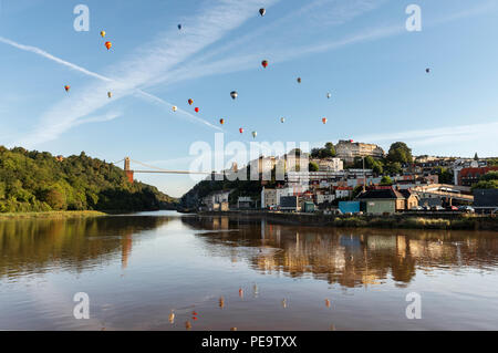 Ballons de dérive sur le pont suspendu de Clifton Bristol durant la Balloon Fiesta, 2018 Banque D'Images