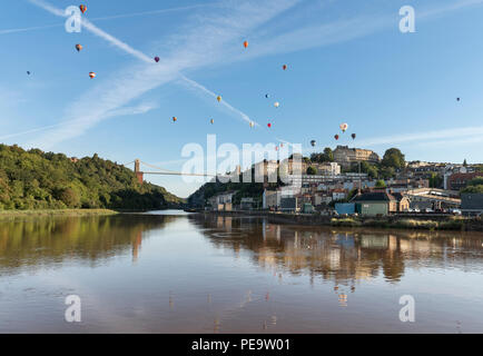 Ballons de dérive sur le pont suspendu de Clifton Bristol durant la Balloon Fiesta, 2018 Banque D'Images