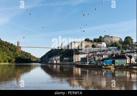 Ballons de dérive sur le pont suspendu de Clifton Bristol durant la Balloon Fiesta, 2018 Banque D'Images