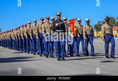 Marines à partir de la société Delta, 1er bataillon de formation des recrues, mars à travers le pont de parade pendant une cérémonie de dépôt de recrues du Corps des Marines à San Diego, le 13 novembre. L'obtention du diplôme vient après l'achèvement de 13 semaines de formation et d'apprentissage de l'histoire, les aptitudes au combat, et les tactiques, pour n'en nommer que quelques-uns. Aujourd'hui, tous les hommes recrutés dans l'ouest du Mississippi sont formés à MCRD San Diego. L'atelier est responsable de la formation d'environ 16 000 recrues par année. Banque D'Images