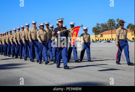 Marines à partir de la société Delta, 1er bataillon de formation des recrues, mars à travers le pont de parade pendant une cérémonie de dépôt de recrues du Corps des Marines à San Diego, le 13 novembre. Après l'obtention du diplôme, les Marines ont 10 jours de congé avant de prendre la prochaine étape dans la formation à l'École d'Infanterie de Marine Corps Base Camp Pendleton, en Californie aujourd'hui, tous les hommes recrutés dans l'ouest du Mississippi sont formés à MCRD San Diego. L'atelier est responsable de la formation d'environ 16 000 recrues par année. Banque D'Images