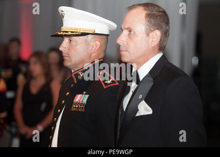 Le colonel du Corps des Marines américain Steven Wolf (à gauche), Commandant, École de Infantry-East (SOI-E), et l'invité d'honneur U.S. Marine Corps SgtMaj.(ret) Scott T. Theakson (à droite), au garde à vous pour l'arrivée des couleurs lors de la cérémonie d'anniversaire ballon au Wilmington Convention Centre, Wilmington, NC, le 14 novembre 2015. Les Marines, les marins, le personnel et les familles, des DI-E se sont réunis pour célébrer le 240e anniversaire du Corps des Marines. (U.S. Marine Corps Photo par soi-E Caméra de combat, le s.. Mark E. Morrow Jr./libérés) Banque D'Images