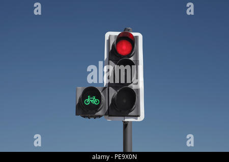 Le cycle des feux de circulation prioritaires. Le feu vert les cyclistes donne une longueur d'avance, leur permettant de traverser la jonction avant le reste du trafic. Banque D'Images