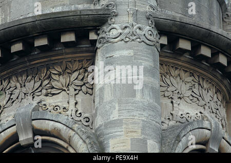 Close up des maçonneries de détails sur la tour de l'horloge du musée Horniman, Forest Hill, dans le sud de Londres - un rare exemple de l'anglais l'Art Nouveau. Banque D'Images