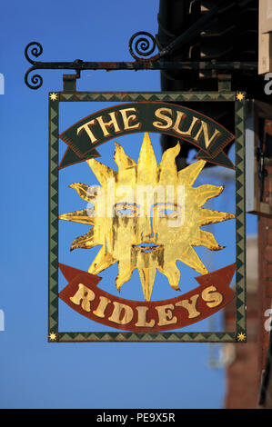 Soleil de fin de soirée sur un vieux panneau de pub - "The Sun" - à Saffron Walden. (Le pub est parti depuis longtemps mais le panneau reste.) Banque D'Images