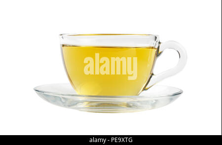 Près d'une tasse en verre transparent vert d'oolong ou tisane Sur soucoupe isolé sur fond blanc, low angle view Banque D'Images