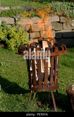 Vue avant de brûler old rusty fire panier dans le jardin Banque D'Images