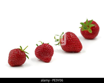 Fresh strawberrys avec profondeur de champ isolé sur fond blanc Banque D'Images