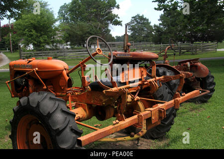 Les tracteurs agricoles et forestiers à l'affiche au Musée Chippokes Plantation, Virginia Banque D'Images