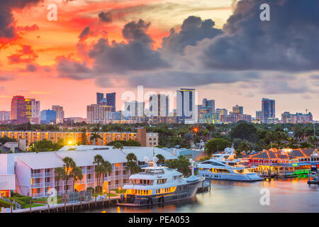 Fort Lauderdale, Floride, USA skyline et la rivière au crépuscule. Banque D'Images