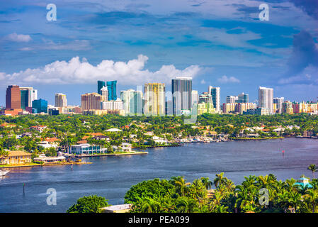 Fort Lauderdale, Floride, USA skyline et la rivière. Banque D'Images