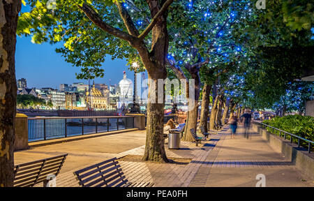 Promenade Southbank de nuit London UK Banque D'Images