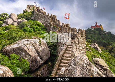 Sintra, Portugal au Château des Maures mur avec Palais National de Pena dans la distance. Banque D'Images