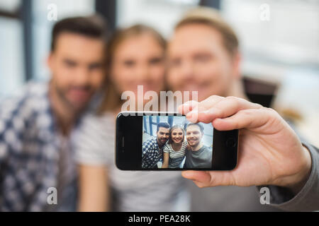 Notre photo. Focus sélectif d'une photo de selfies joyeux amis positifs alors que nice Standing together Banque D'Images