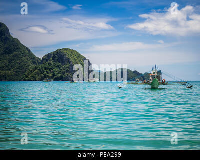 Bangka traditionnels bateaux amarrés à El Nido baie tropicale, l'île de Palawan, Philippines Banque D'Images