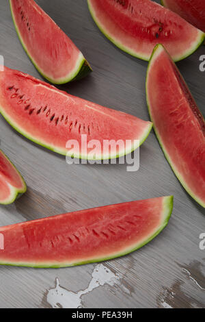 Composition des aliments avec des tranches de melon d'eau sur la surface en bois gris Banque D'Images