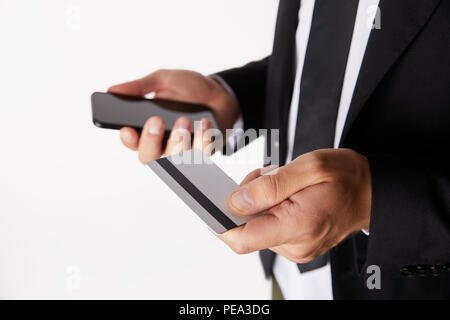 Portrait of woman shopping online with credit card and smartphone isolé sur fond blanc Banque D'Images
