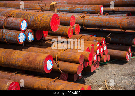 Stock d'acier ronde chinois rouillé, tiges d'acier, les tubes et les tuyaux à Düsseldorf, Allemagne Banque D'Images