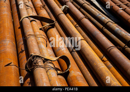 Stock d'acier ronde chinois rouillé, tiges d'acier, les tubes et les tuyaux à Düsseldorf, Allemagne Banque D'Images