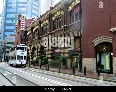 Un tram s'exécute en passant le marché de l'Ouest historique de Hong Kong Banque D'Images