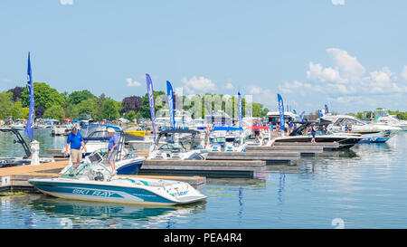 Les amateurs de navigation découvrez la vaste gamme de bateaux à la Waterfront Festival et Boat Show à Orillia (Ontario). Banque D'Images