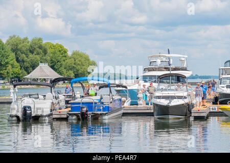 Les amateurs de navigation consulter la vaste gamme de bateaux sur l'affichage et à la vente à la Waterfront Festival et Boat Show à Orillia (Ontario). Banque D'Images