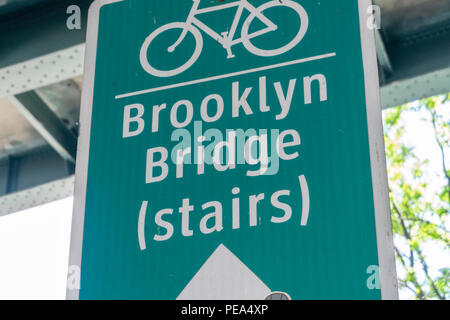 Signe indiquant la direction Pont de Brooklyn Banque D'Images