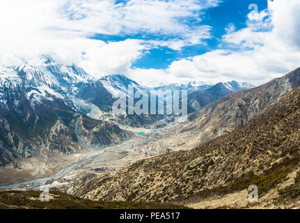 Beau panorama de montagne de la rivière Bagmati sacrée près du village de Manang au printemps 24, le Népal. Banque D'Images